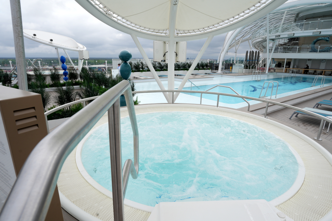 Vācijas kruīzu kompānijas "TUI Cruises" kuģa "Mein Schiff Relax" telpas.