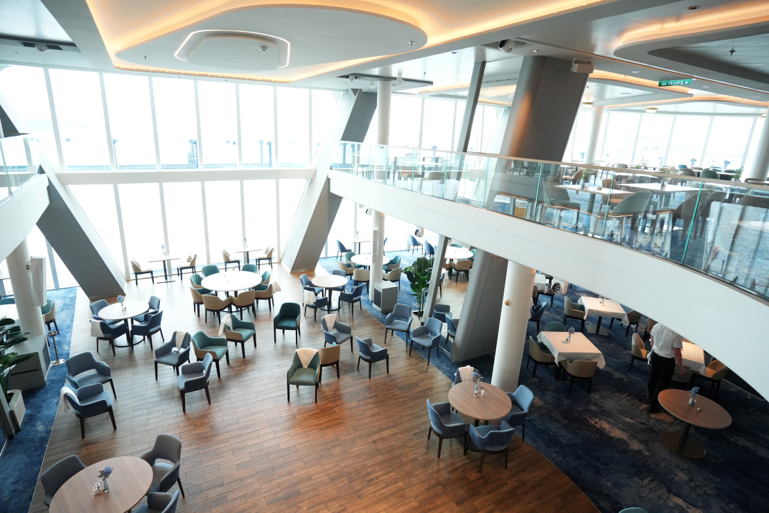 Vācijas kruīzu kompānijas "TUI Cruises" kuģa "Mein Schiff Relax" telpas.