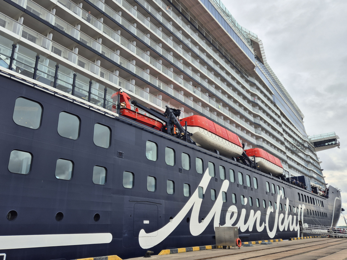 Rīgas ostā sagaida 333 metru garo "Mein Schiff Relax" — lielāko kruīza kuģi ostas vēsturē.