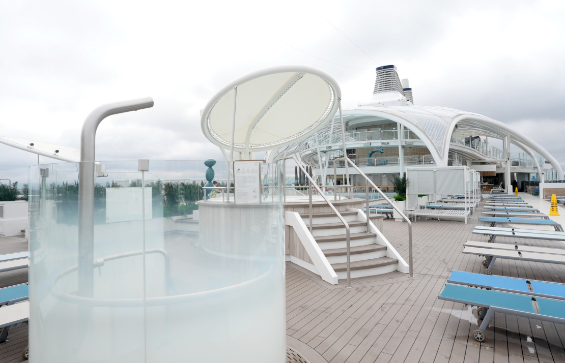 Rīgas ostā sagaida 333 metru garo "Mein Schiff Relax" — lielāko kruīza kuģi ostas vēsturē.