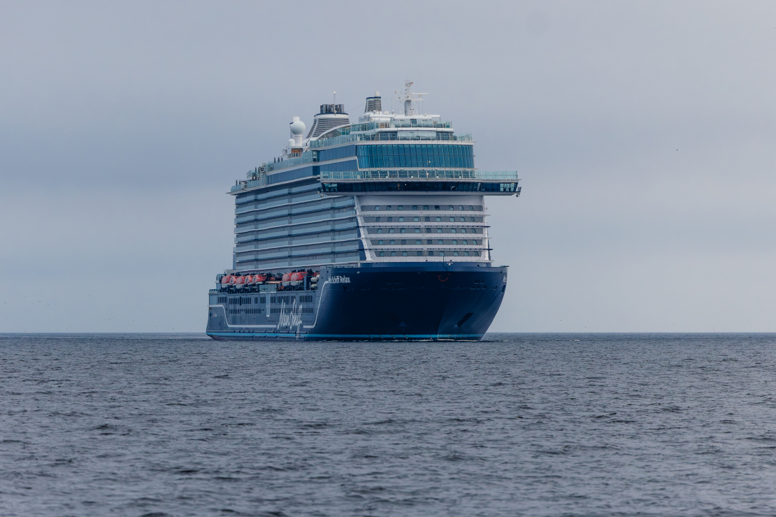 Rīgas ostā sagaida 333 metru garo "Mein Schiff Relax" — lielāko kruīza kuģi ostas vēsturē.