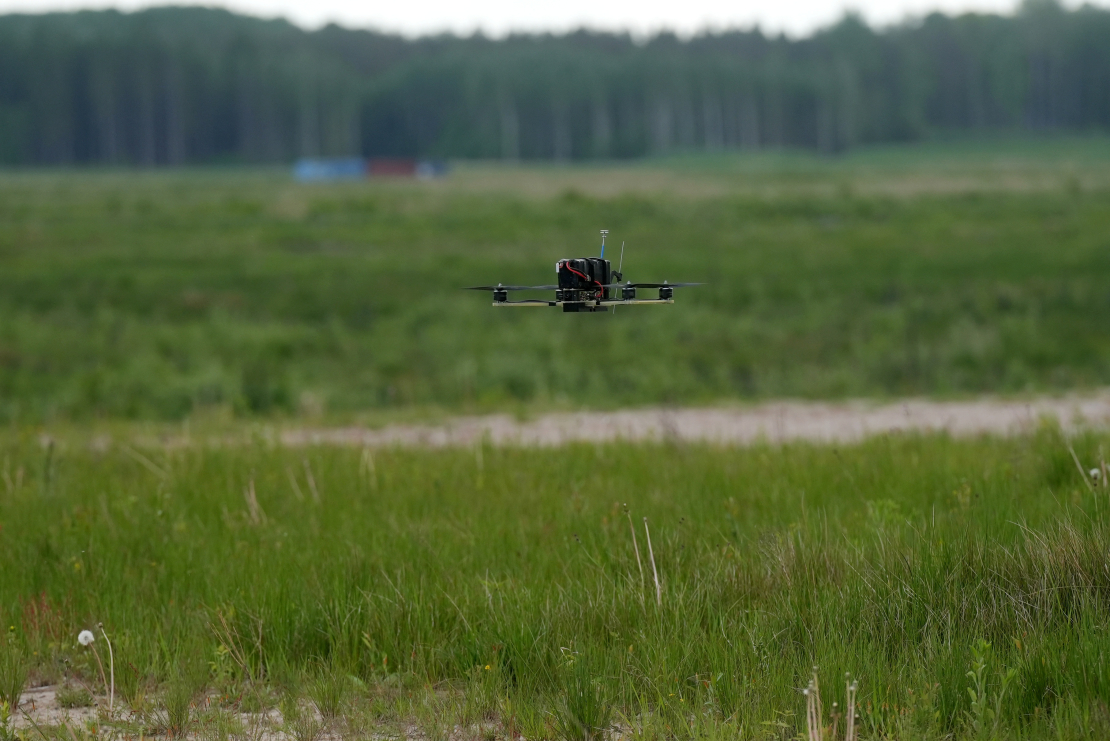 Militārajā poligonā "Sēlija" tiek prezentētas modernākās dronu un pretdronu tehnoloģijas.