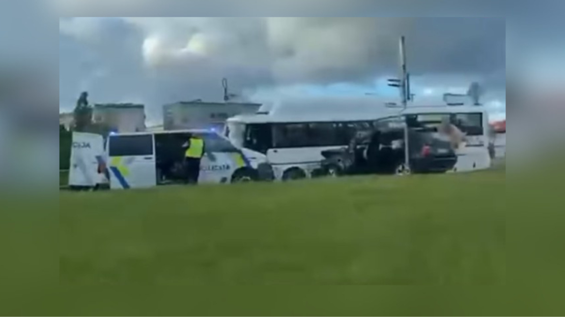 Jēkabpilī BMW ietriecies autobusā.