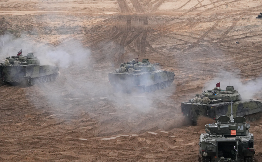 NATO Daudznacionālās brigādes Latvijā mācību "Resolute Warrior" tanku un smagās artilērijas manevru un kaujas šaušanas vingrinājums Ādažu poligonā.