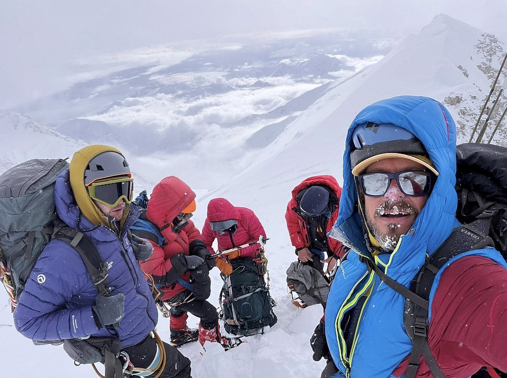 Latviešu alpīnistu, Denali ekspedīcijas dalībnieku foto pāris dienas pirms traģēdijas, publicēts 26. maijā "Facebook" kontā "Kalnu saule".