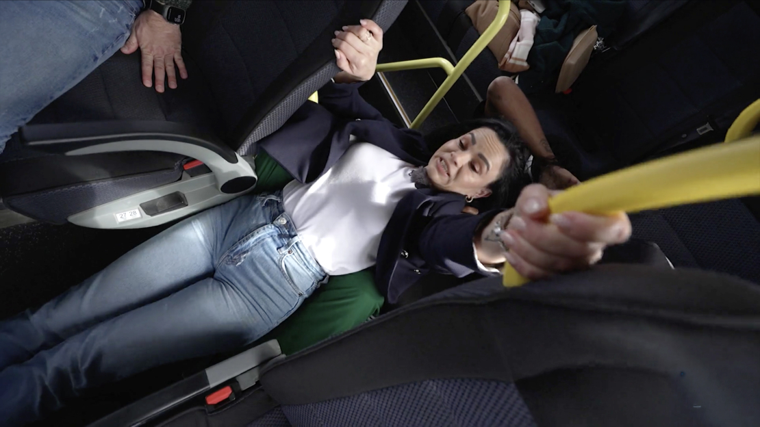 Karstasinīgie brazīlieši Felipe Gabriels un Vanesa Rufino nodemonstrē, kā Brazīlijā apšaudes laikā autobusā bijis jāguļas uz grīdas,
