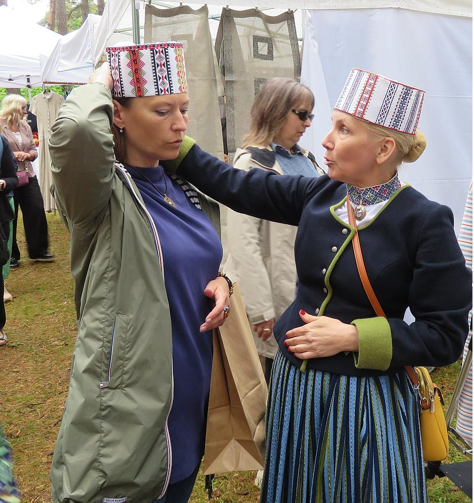 Inese Kirilova (no kreisās) no Kalngales pa daļām lēnām vāc tautastērpu. Rūjienas brunči jau esot. Daina Kļava no Rīgas tautas tērpu darbnīcas “Musturi” piemeklē vajadzīgo.