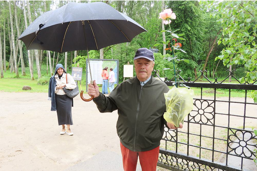 Tirgus vēl nebija oficiāli sācies, kad Latvijas sabiedriskā medija tehniskais darbinieks Artūrs Ozoliņš jau steidzās prom ar rozi ‘Fairest Cape’, ko iedēstīt ģimenes dārzā. Nākšot gan vēl atpakaļ.