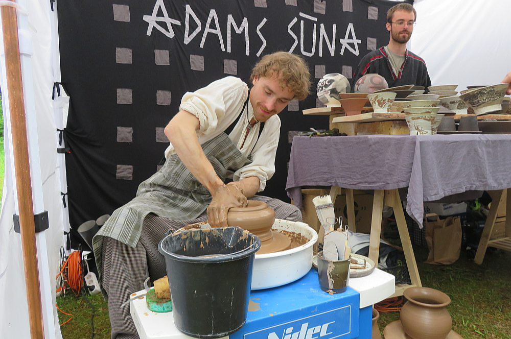 Ādams Sūna Latvijas Mākslas akadēmijā studē keramiku, gatavs turpināt latviešu podnieku tradīcijas. Vēl meklē savu stilu.