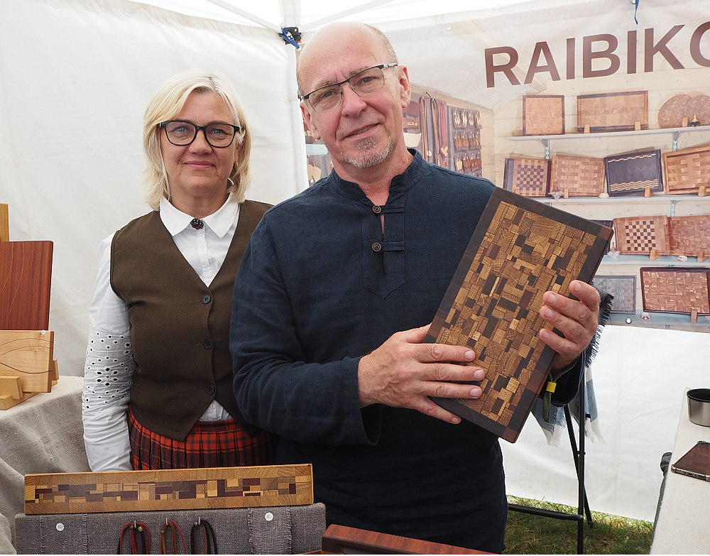 Amatnieks un "Raibikoki" īpašnieks Andris Budrēvičs: "Lai gaļas dēlītis ilgi kalpotu, tā virsma jāveido no gala šķiedras tā, lai nazis griežas koka šķiedrā tikai vertikāli. Lai izgatavotu parketri stilā gaļas dēlīti, jāsazāģē un jānoēvelē liels skaits dažādu koka līstīšu. Tās jāsalīmē ar sertificētu, pārtikas apstrādei piemērotu līmi."
