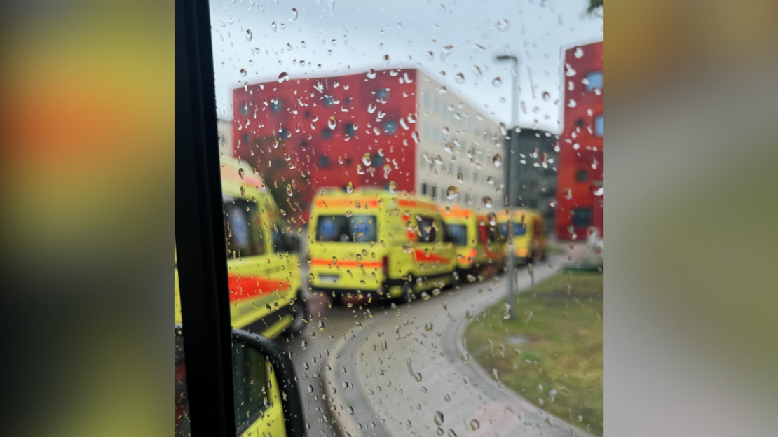 NMPD automašīnu rinda pie PSKUS.