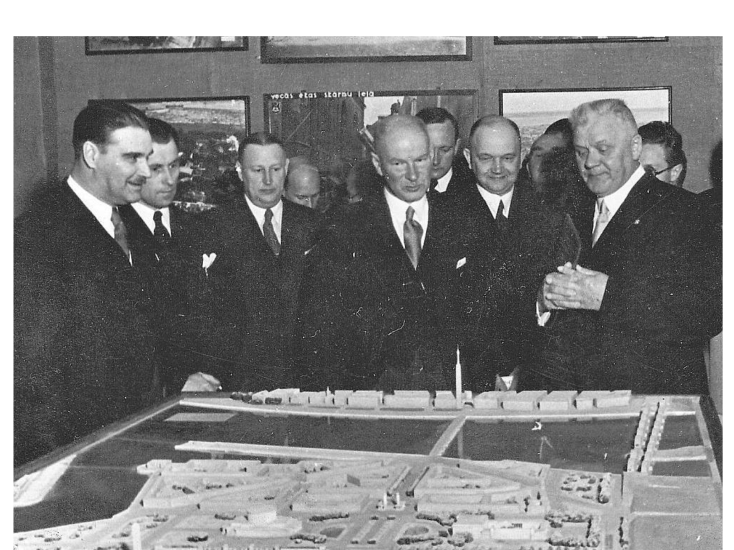K. Ulmanis pie Uzvaras laukuma un parka maketa.