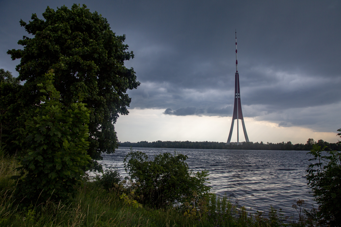 Negaisa mākoņi virs Rīgas.