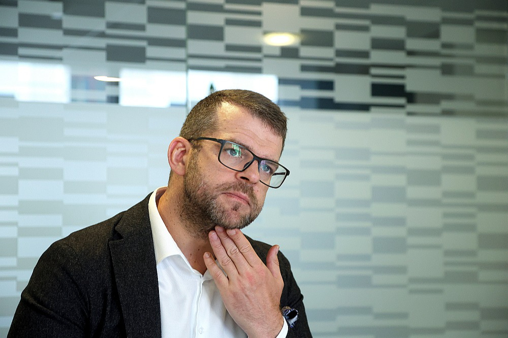 "Latvenergo" valdes loceklis, pārdošanas direktors Uldis Mucinieks: "Šobrīd tādu klientu, kas pieprasītu tikai "zaļo" elektroenerģiju, nav īpaši daudz – tie veido 5–7% no kopējā elektrības tirgus Latvijā. Tomēr "Latvenergo" attīstības stratēģija paredz, ka pieprasījums pēc "zaļās elektroenerģijas" nākamajā desmitgadē veidos jau 15–20% no Latvijas elektroenerģijas tirgus."