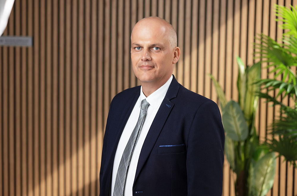 Jurģis Vinniņš, AS "Sadales tīkls" (ST) Stratēģisko klientu vadītājs: "Līdz šim sistēmas operators atsevišķi uzskaitījis un analizējis neplānotos elektroenerģijas piegādes pārtraukumus ar ilgumu virs 24 stundām. Šogad tādi bijuši 40 objektos."