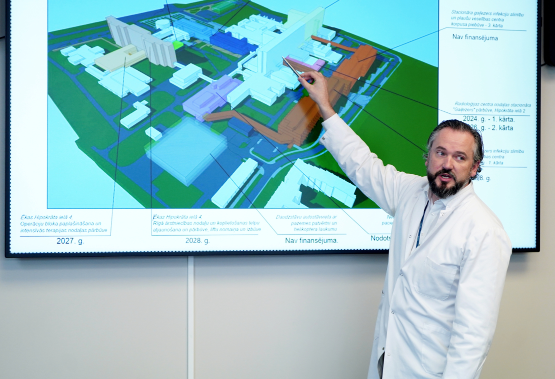 Rīgas Austrumu klīniskās universitātes slimnīcas (RAKUS) valdes loceklis Haralds Plaudis piedalās preses konferencē, kurā informē par RAKUS jaunā infekciju korpusa projekta attīstības gaitu, finansējumu un tā pārvaldību.