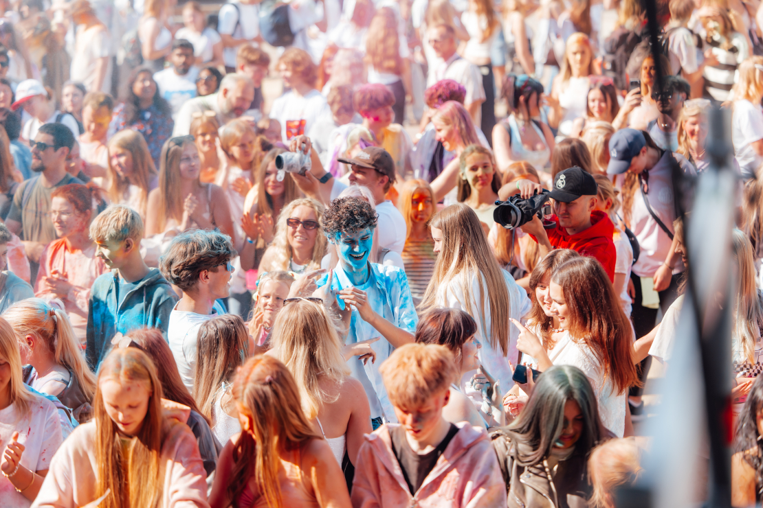 Rīgā aizvadīts "Holi" festivāls.