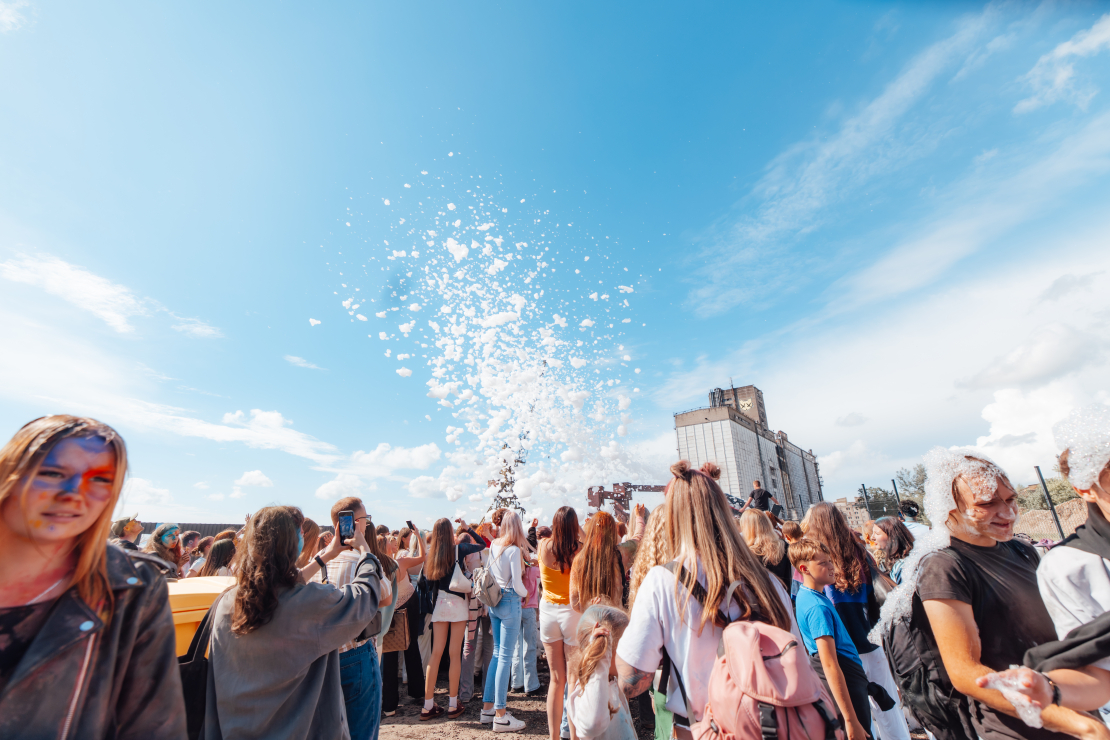 Rīgā aizvadīts "Holi" festivāls.