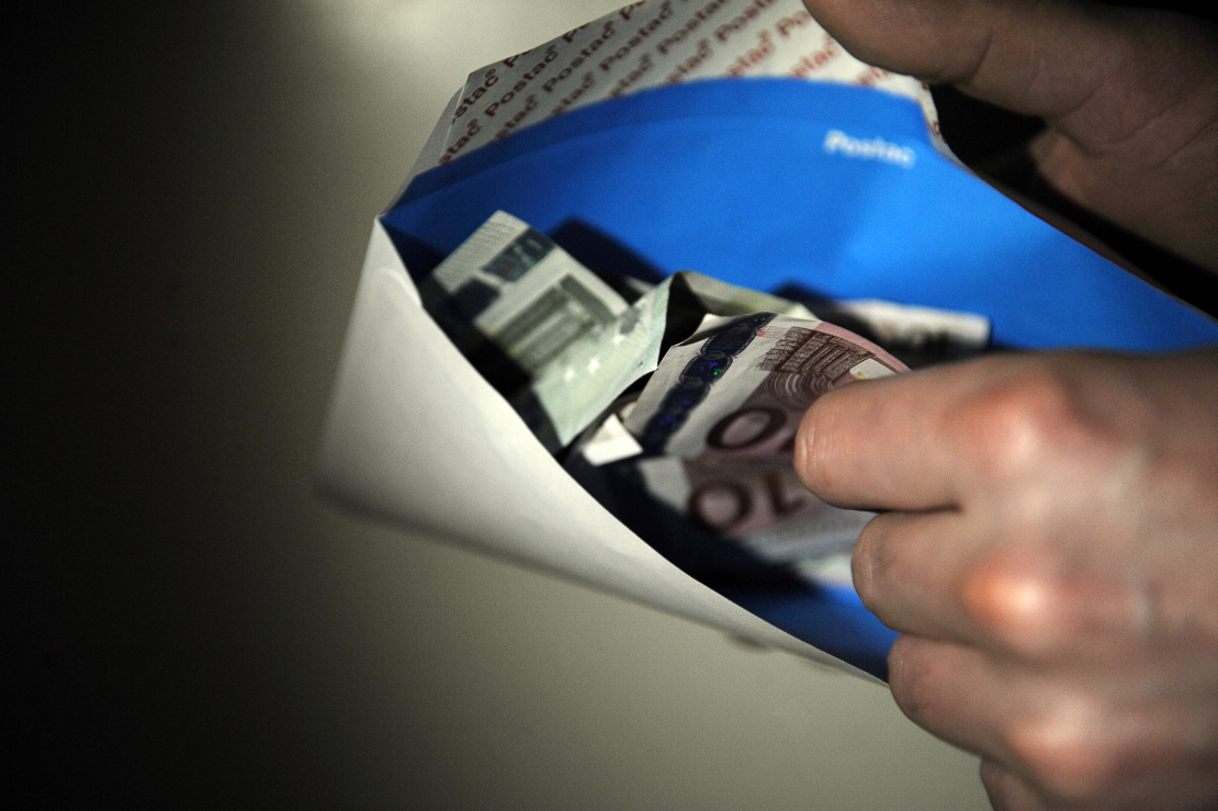 Eiro banknotes aploksnē.