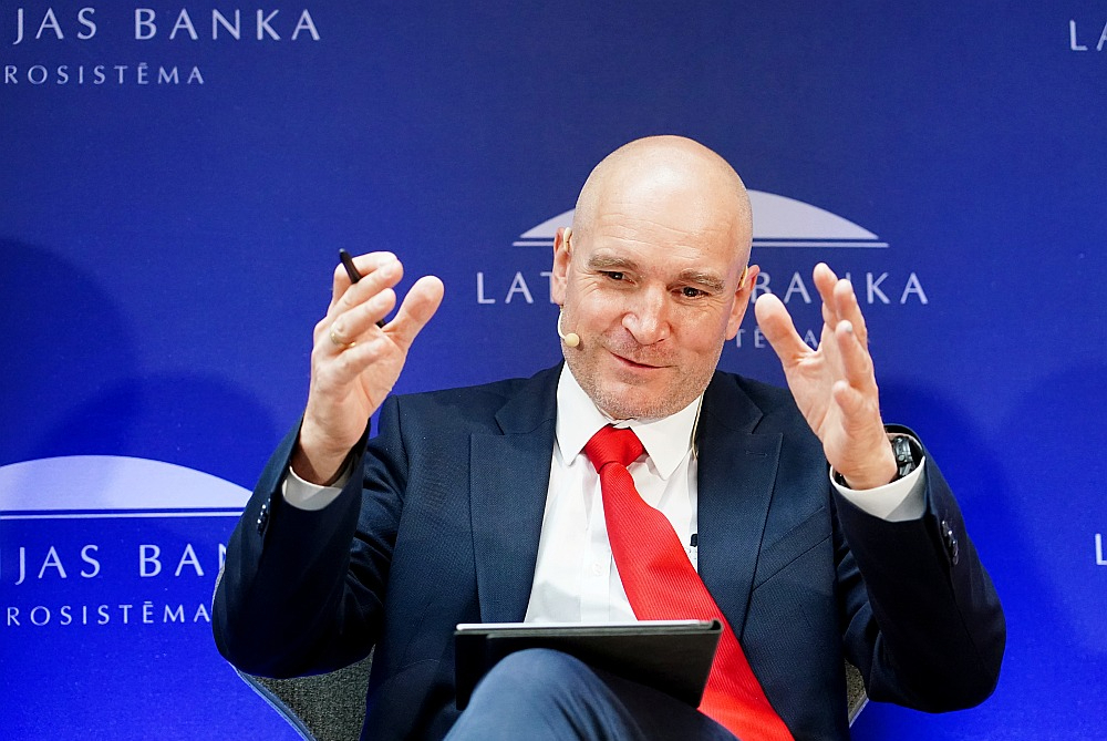 SIA "Primekss" valdes priekšsēdētājs Jānis Ošlejs: “Tā vietā, lai visā vainotu valsts birokrātiju, mums būtu jādomā, kā trenēt uzņēmējus un likt tiem domāt plašāk un mērogojamāk, nevis nodarboties ar dažādām muļķībām – mazas kafejnīcas vai mazas viesnīcas, vai maza vietējo pakalpojumu uzņēmuma radīšanu. Šie uzņēmumi nekad mūžā nebūs produktīvi, tas vienkārši nav iespējams.”