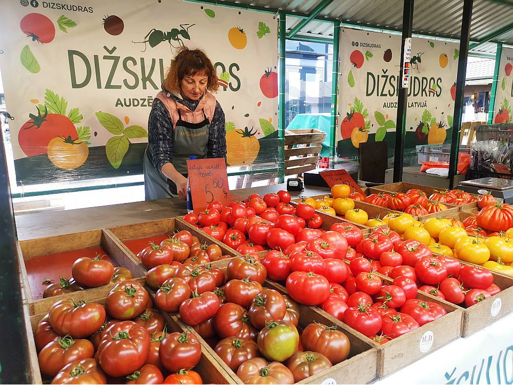 "Tomātu raža šogad ir laba un cena zemāka nekā pērn ap šo laiku," vērtē zemnieku saimniecības "Dižskudras" audzēto tomātu tirgotāja Žanna.