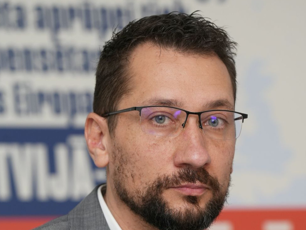 Latvijas Lauku ģimenes ārstu asociācijas viceprezidents Ainis Dzalbs: “Dažādu sakaru un datoru tehnoloģiju attīstība šobrīd vistiešākajā veidā ir saistāma ar ģimenes medicīnas tālāko attīstību. Tas ir kļuvis par vienu no lielākajiem medicīnas attīstības virzītājspēkiem, kas nosaka ģimenes medicīnas pieejamību, kvalitāti, tās saturu, izmaksu efektivitāti, datu aprites kārtību un citus ģimenes medicīnas aspektus.”