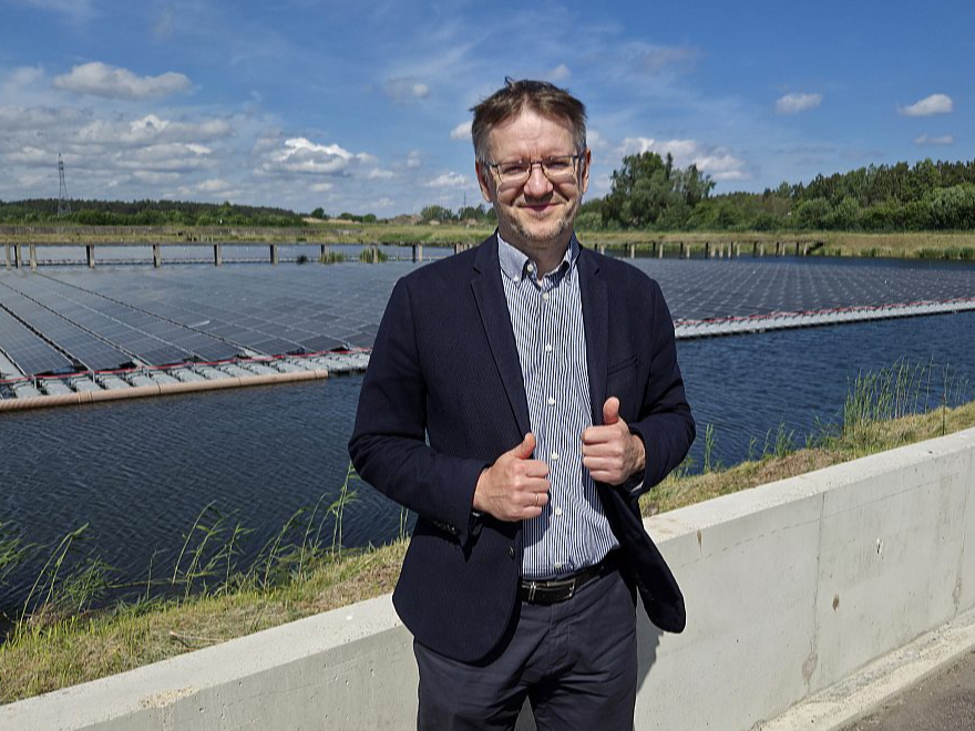 "Pašu saražotā enerģija ļauj samazināt atkarību no elektroenerģijas cenu svārstībām un ilgtermiņā mazināt spiedienu uz tarifu. Notekūdeņu attīrīšanas tarifs kopš jūnija ir samazinājies no 0,99 līdz 0,64 eiro par kubikmetru, kas ir gandrīz par 35% mazāk nekā iepriekš," secina uzņēmuma "Jūrmalas ūdens" valdes loceklis Mārtiņš Strazds.