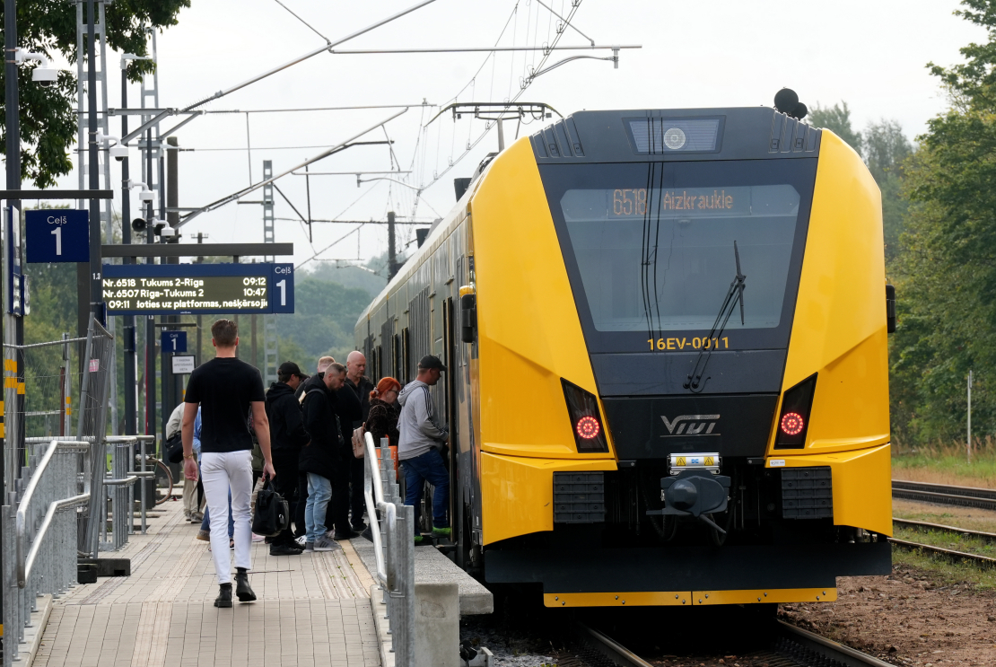 Dzelzceļa stacija "Tukums I".
"Vivi" elektrovilciens.