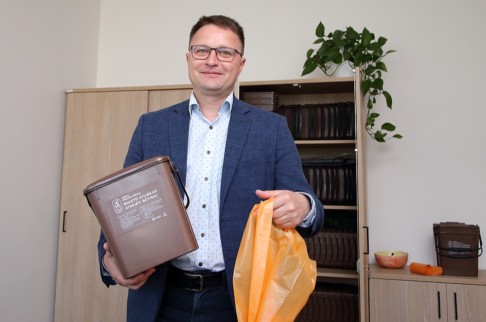 Pašvaldībā var saņemt gan kastīti, gan arī oranžas krāsas maisiņus, tos var pirkt arī veikalā, kurus pēc piepildīšanas aizsien un met nešķiroto atkritumu konteinerā. Viļņas pašvaldības Enerģētikas departamenta vadītājs Daliuss Krinicks demonstrē mājsaimniecībām izsniedzamās kastītes un maisiņus.