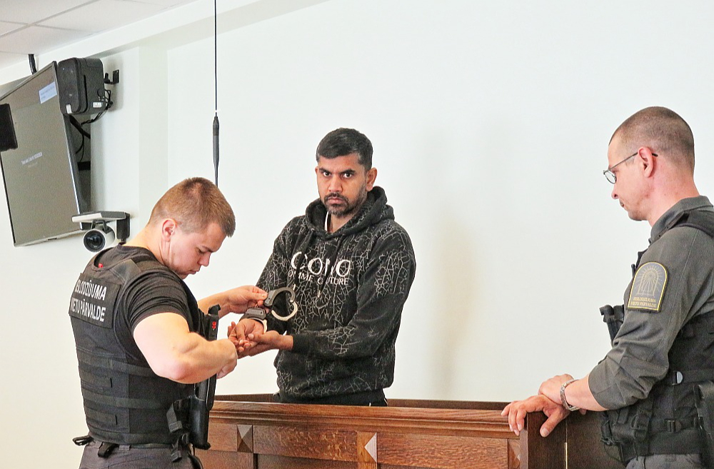 Pēc avārijas Džatinders Singhs (no labās) atrodas apcietinājumā un uz tiesu tika konvojēts.