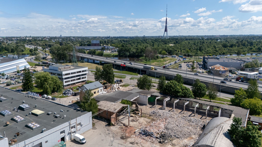"Lidl Latvija" teritorija Torņakalnā, kur norisinās ēku demontāžas darbi.