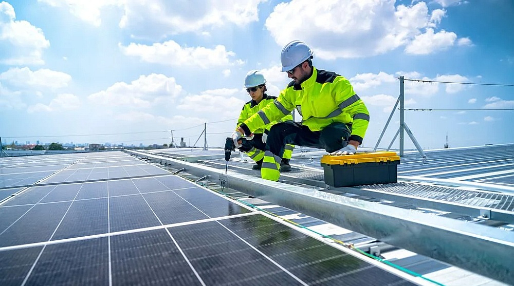 Eiropas Komisijas piedāvātā Tīrās industrializācijas direktīva paredzēta kā atbilde ASV un Ķīnas mestajam izaicinājuma cimdam rūpniecības politikā, bet kritiķi šaubās, vai atbilde būs pietiekami pārliecinoša.