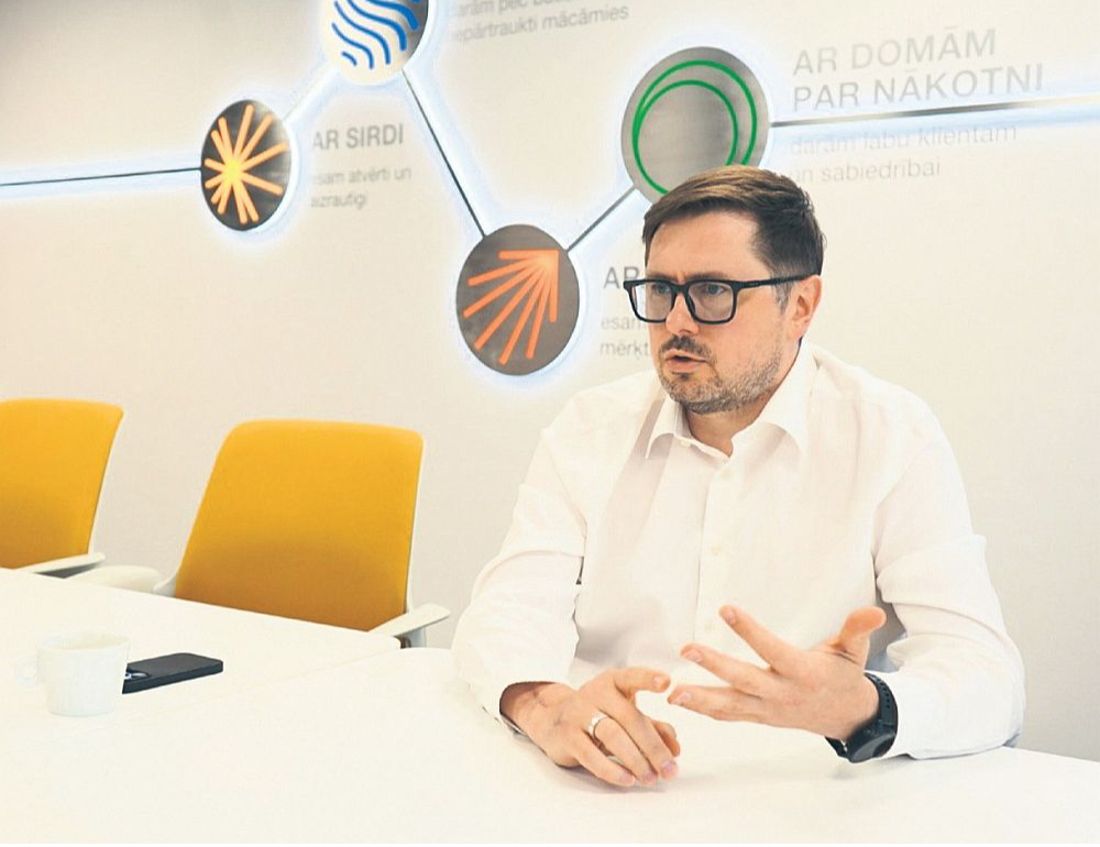 "Darbinieki un tāpat klienti sāk pierast, ka esam arī moderno tehnoloģiju uzņēmums. Kad biržā mūsu pamatproduktam – enerģijai – cena un iepirkums mainās ik pēc 15 minūtēm, citādi nemaz nevar," secina Ģirts Vikmanis, AS "Latvenergo" informācijas tehnoloģiju izstrādes un mākslīgā intelekta direktors.