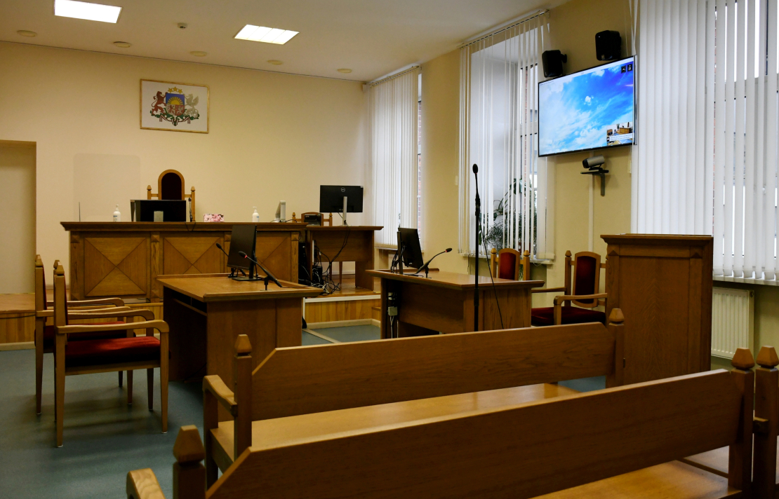 Zāle Latgales rajona tiesā Daugavpilī.