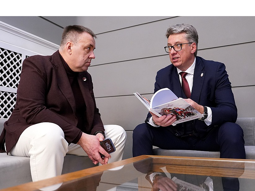 LOK prezidents Raimonds Lazdiņš (no kreisās) uzskata, ka ar Valsts sporta fonda izveidi tiktu atrisināta absurdā sistēma, kad nacionālo izlašu sagatavošanai dalībai pasaules un Eiropas čempionātos finansējums tiek piešķirts no valsts budžeta līdzekļiem neparedzētiem gadījumiem. Latvijas hokeja izlase, kuru trenē Harijs Vītoliņš, pēdējos gados tikai tā tikusi pie finansējuma pirms pasaules čempionātiem.