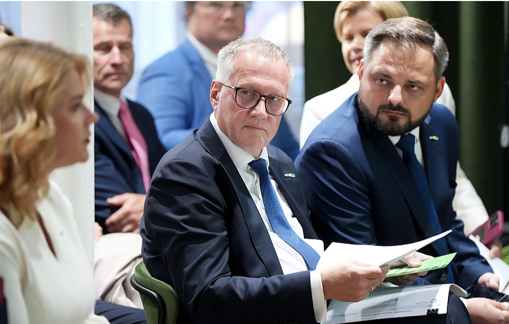 Lai gan Arvils Ašeradens (centrā) ir nosaukts kā "Jaunās Vienotības" premjera kandidāts, viņš būs tikai saraksta otrais numurs Rīgas vēlēšanu apgabalā. Savukārt bijusī valdības vadītāja Evika Siliņa ir "JV" saraksta līdere Vidzemē, bet partijas priekšsēdētājs un Saeimas frakcijas vadītājs Edmunds Jurēvics – pirmais numurs Zemgalē.