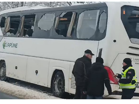 Negadījumā tika nolauzts autobusa ārējais atpakaļskata spogulis, kas kopā ar stiprinājuma detaļām ietriecās autobusa salonā.