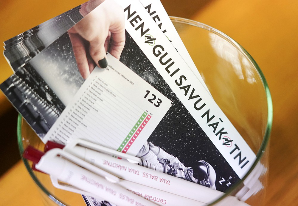 "Nenoguli savu nākotni," mudina Centrālā vēlēšanu komisija. Lai gan balsojums būs tikai oktobrī, ar iesniegtajiem sarakstiem, kandidātiem un programmām var iepazīties jau tagad.