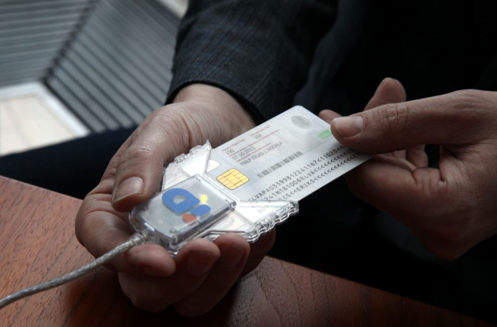 No elektroniskā paraksta lietošanai potenciāli nederīgajām kartēm 90% ir izsniegtas Latvijas pilsoņiem laikā no 2019. gada 2. septembra līdz 2022. gada 2. jūnijam.