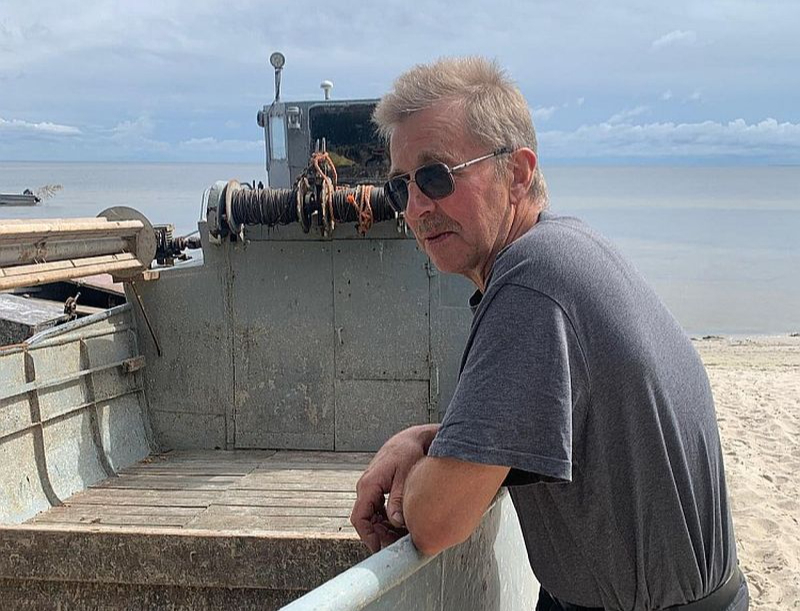 Uldis Meiers: "Mūspusē tāpat zvejnieki vairāk sēž sauszemē, ņemas ar apstrādi, kaut ko nokūpina – grūti ar vienu iztikšanu no jūras, visi strādā papildu darbus."