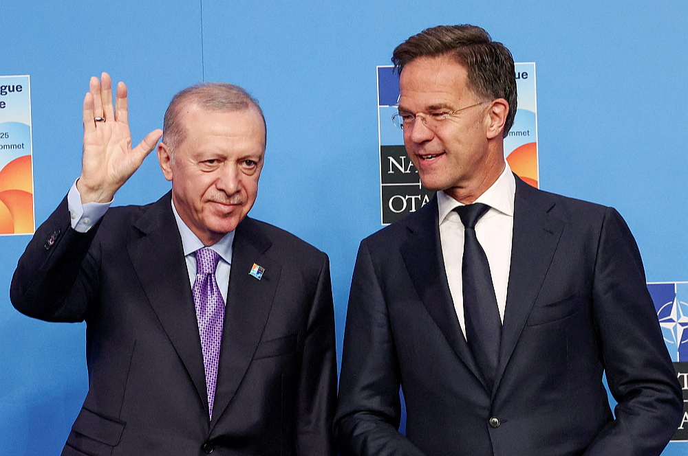 Turcijas prezidents Redžeps Tajips Erdogans un NATO ģenerālsekretārs Marks Rite jūnijā tiekoties Hāgā. Prognozē, ka Turcijas loma aliansē tuvākajā laikā pieaugs.