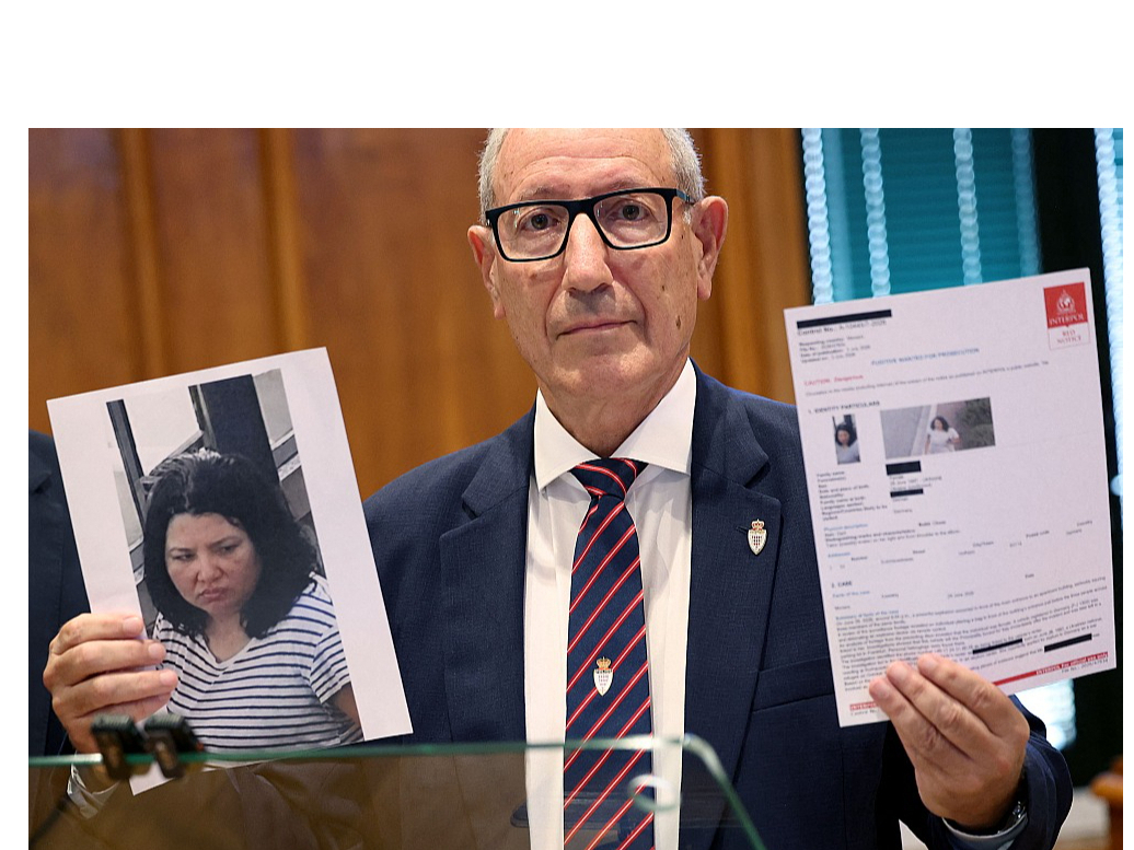 Monako Sabiedriskās drošības ministrs Eriks Are demonstrē Anastasijas Berezovskas foto un viņas meklēšanas Interpola orderi.