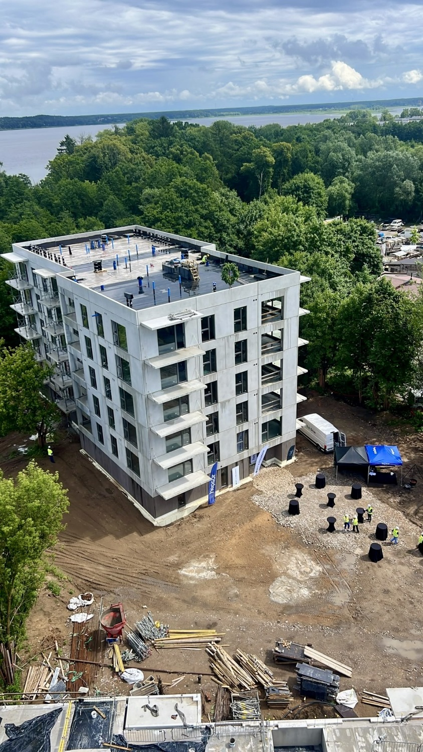 Spāru svētku norise mājokļu projektā "Zaļā Jugla" Juglas ezera krastā Rīgā.