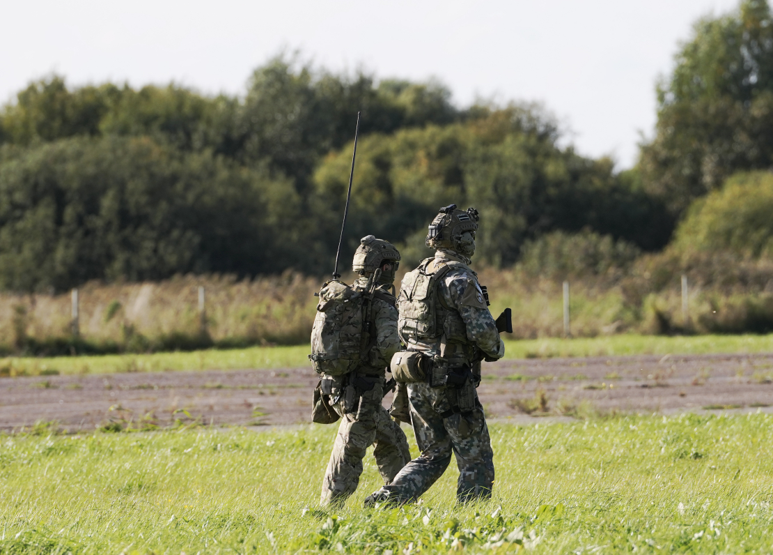 Spilves lidlaukā norisinās ASV Speciālo operāciju spēku Eiropā lidmašīnas "MC-130J Commando II" nolaišanās vingrinājums, demonstrējot ātru augstas mobilitātes raķešu artilērijas sistēmas atgādāšanu un izvēršanu.
