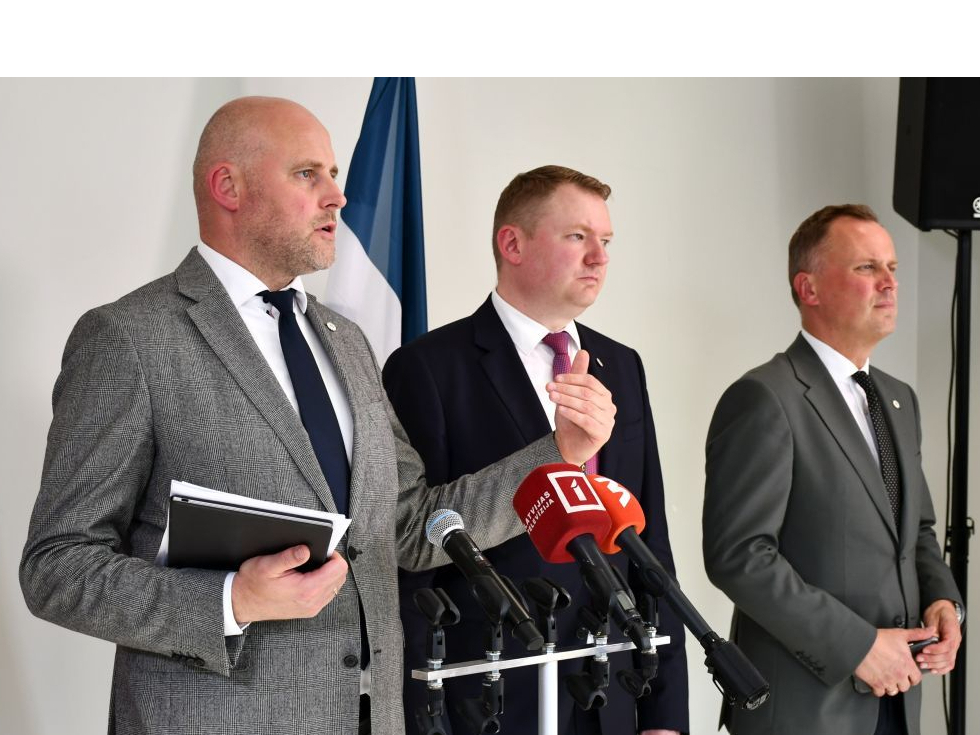 "Apvienotā saraksta" līderi Andris Kulbergs (no kreisās), Edvards Smiltēns un Edgars Tavars orientējas uz to, ka varēs vadīt koalīciju ne tikai četrus mēnešus, bet gan nākamos četrus gadus.