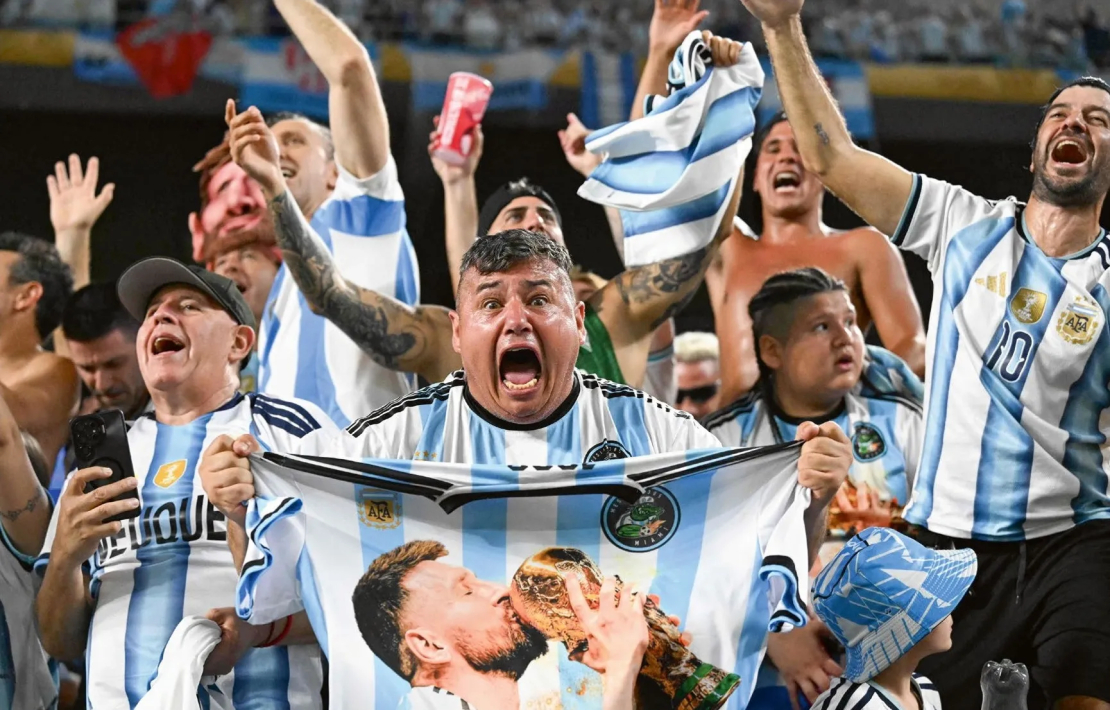 Argentīnas izlases līdzjutēji svin uzvaru vienā no Pasaules kausa spēlēm. Šoreiz spēļu vērošana klātienē līdzjutējiem izmaksāja krietni vairāk nekā iepriekšējo Pasaules kausa finālturnīru laikā.