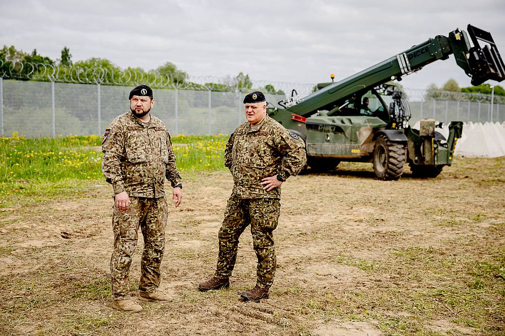 Top Baltijas aizsardzības 1. līnija, kas tiks papildināta ar 2. un 3. līniju. Attēlā: inženieru rotas komandieris kapteinis Edgars Lemps (no kreisās) un Zemessardzes 3. Latgales brigādes komandieris pulkvedis Pēteris Suveizda.
