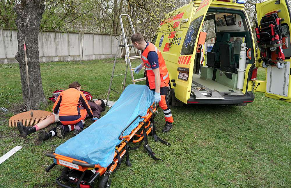 Latvijā jau šobrīd ir ārsta palīgi – plaša profila medicīnas speciālisti, kas strādā ambulatorajās medicīnas iestādēs, ģimenes ārstu praksēs, slimnīcu uzņemšanas nodaļās, NMPD un citur. Iecere noteikt Latvijā paramediķim augstākas zināšanas un prasmes nekā ārsta palīgiem rada bažas par ārsta palīga profesijas statusa un nozīmes mazināšanu.