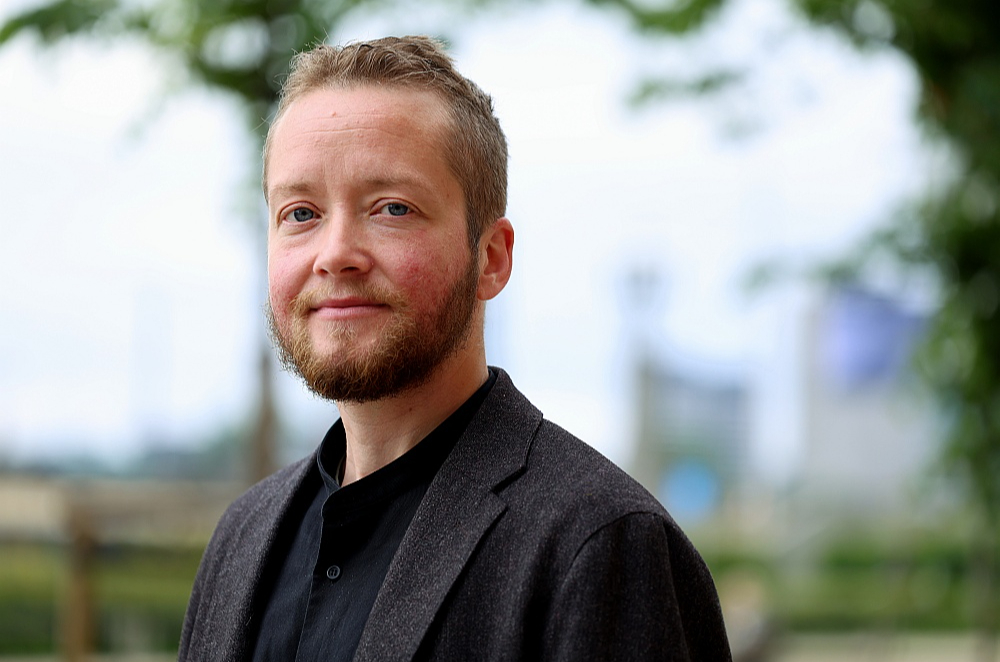 Maksis Apinis, enerģētikas pārejas eksperts: "Mūs visdrīzāk sagaida mājokļu krīze, jo Latvijas dzīvojamo ēku fonds ir ļoti novecojis un ir viens no vecākajiem Eiropas Savienībā. Šie nami ir steidzami jāatjauno, lai iedzīvotājiem būtu droši turpināt tajos dzīvot un tie netiktu atzīti par neapdzīvojamiem. Lai gan nepieciešamās investīcijas ir milzīgas, mums īsti nav citas izvēles, kā mobilizēt līdzekļus mērķtiecīgai mājokļu fonda atjaunošanai."