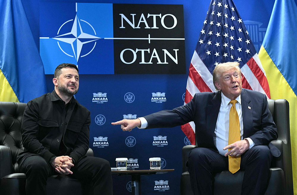 NATO samita laikā trešdien notika arī Ukrainas prezidenta Volodimira Zelenska (no kreisās) un ASV prezidenta Donalda Trampa saruna, kas noritēja draudzīgā gaisotnē. Baltā nama saimnieks izteicās, ka dos atļauju Ukrainā ražot pārtvērējraķetes pretgaisa aizsardzības sistēmām "Patriot", kas ļoti nepieciešamas Krievijas raidīto ballistisko raķešu notriekšanai.